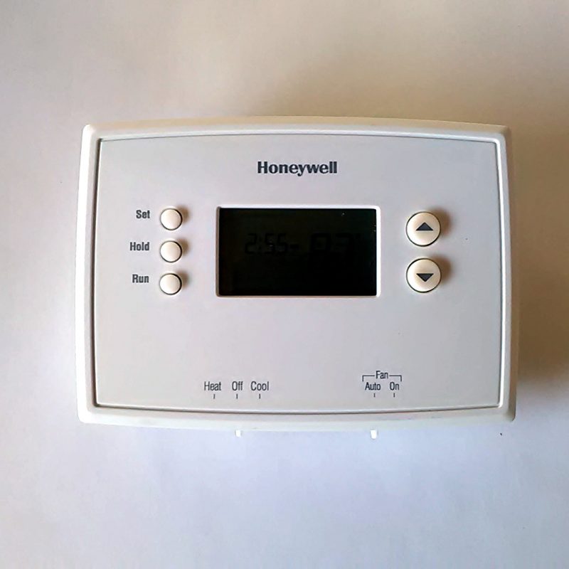 honeywell thermostat screen lights up but no display