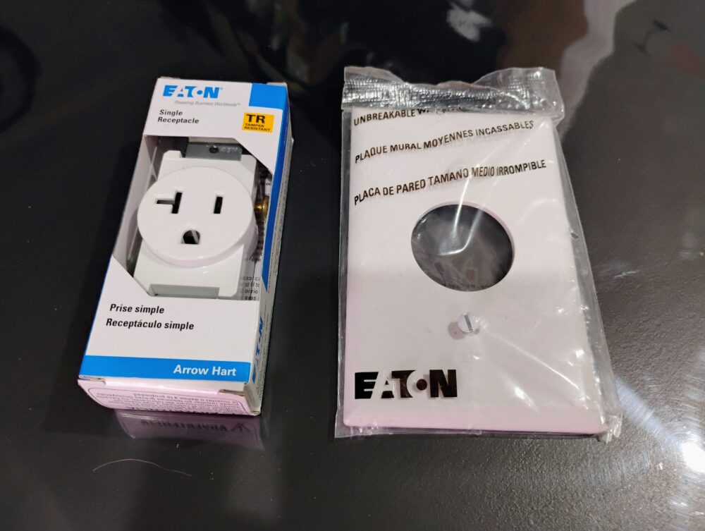 Lot of 6 Eaton TR1877W-Bxsp Single Receptacle 20A White with Plate - Image 3