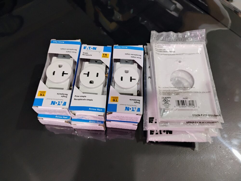 Lot of 6 Eaton TR1877W-Bxsp Single Receptacle 20A White with Plate - Image 4